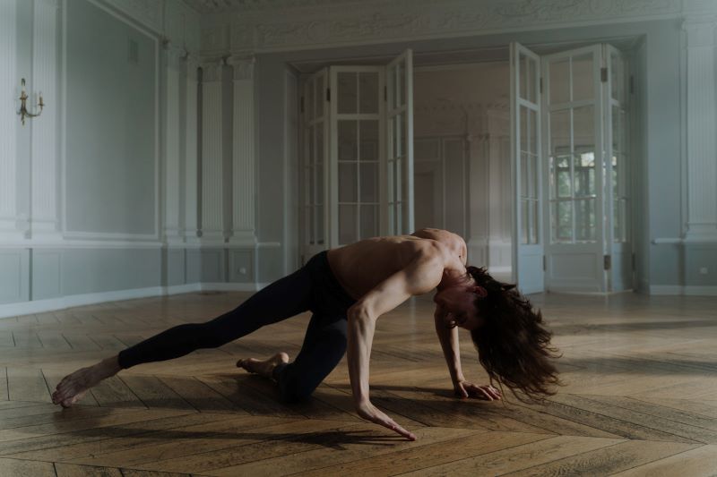 7 Chinese Pole Dance Moves You’ll Want To Try